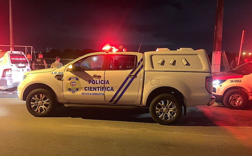 Jovem morre atingido por 10 tiros e corpo é atacado pela população com paulada, pedrada e cusparada