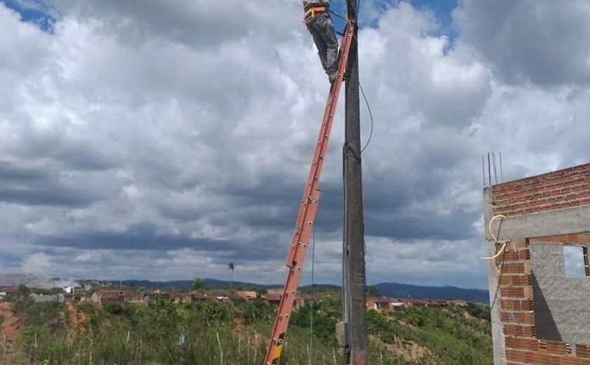 Prefeitura de Santana do Mundaú atende dezenas de solicitações para reposição de lâmpadas