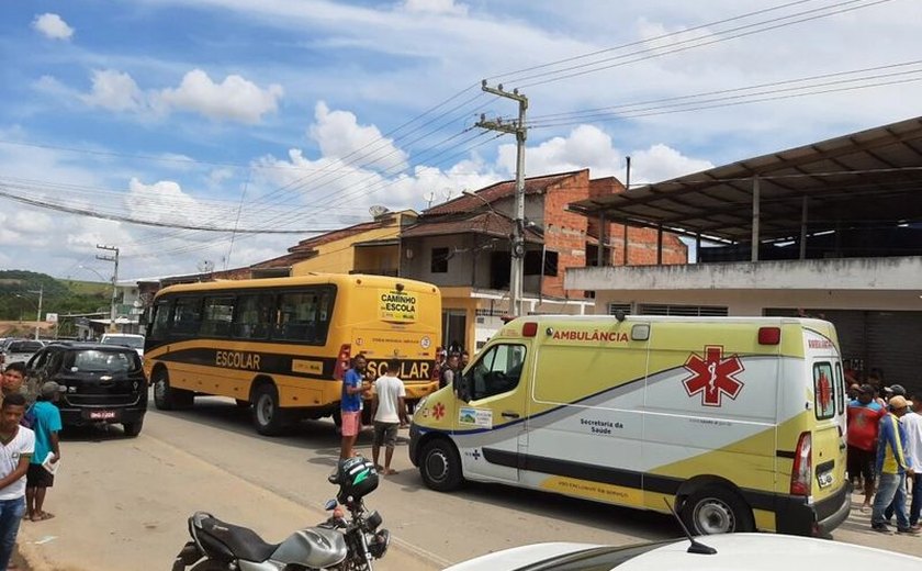 Estudante cai de ônibus escolar, é atropelado pelo próprio veículo e morre