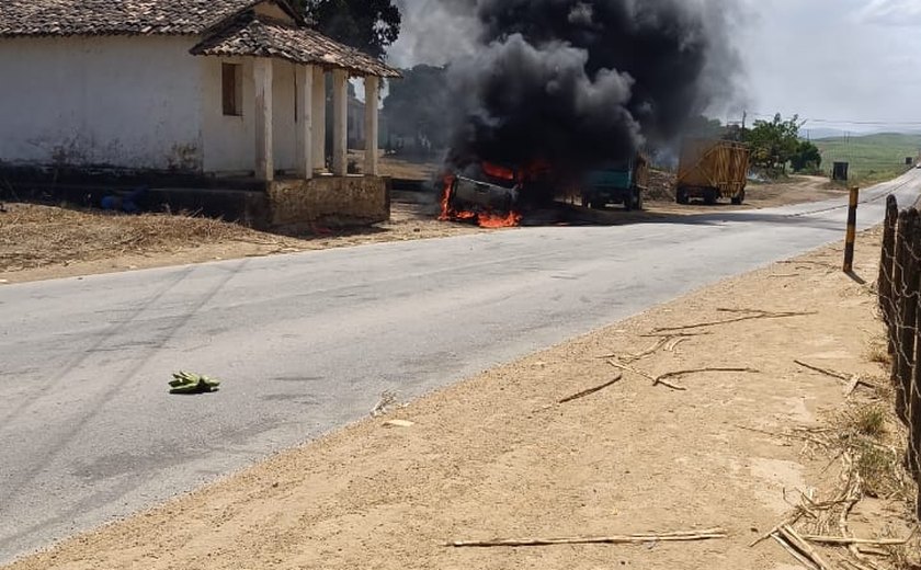 Carro bate em poste e pega fogo próximo ao Campo Novo, em Ibateguara