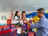 Agora com mochilas, Neno Freitas realiza entrega de kits escolares em Branquinha