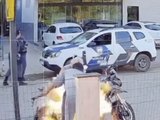 Homem ateia fogo na própria moto durante abordagem policial e acaba ferindo a mão