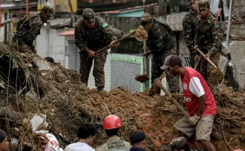 Número de mortos no Recife chega a 84; mais de 50 estão desaparecidos