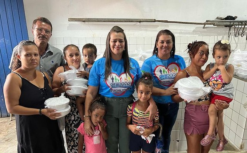 Prefeita, Assistente social e vereador de Ibateguara entregam alimentos as familias de Canastra