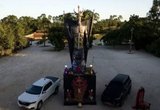 Estátua de 11 metros do Diabo é erguida em templo no Ceará
