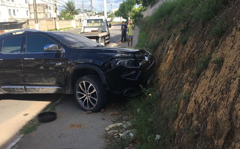 Carro invade pista contrária no Conjunto José Tenório e bate em muro