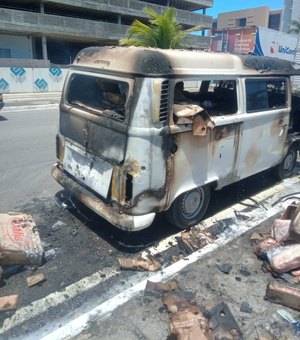 Kombi carregada com mantimentos pega fogo em avenida de Maceió