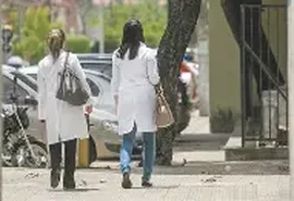 Lei proíbe profissionais da saúde de circular com jalecos e EPIs em locais públicos em Alagoas