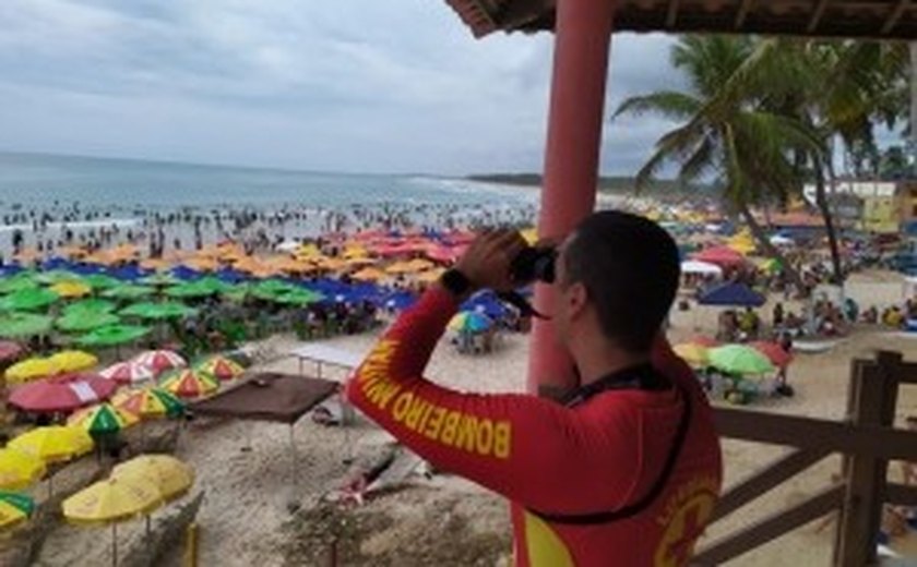 Turistas de Pernambuco são resgatados após afogamento na Praia do Francês; um segue desaparecido