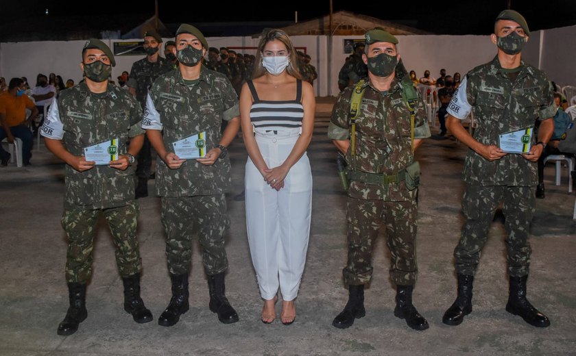 Prefeita Ângela Vanessa participa de formatura militar de jovens lajenses