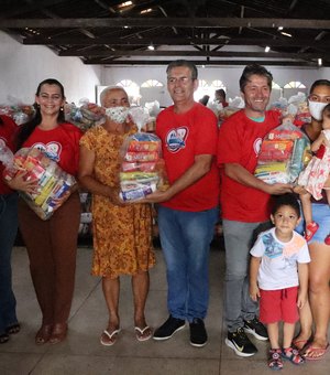 Moradores de Ibateguara recebem cestas básicas numa ação promovida pela Prefeitura