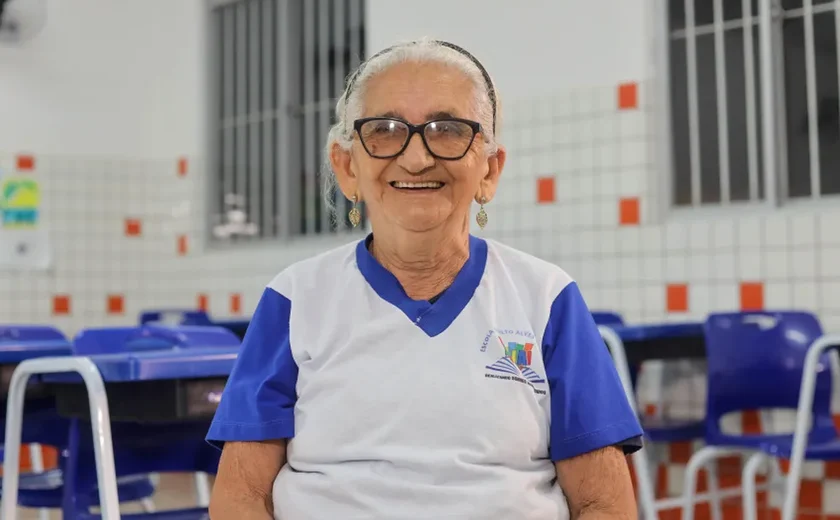 'Alegria tão grande', diz idosa de 78 anos que voltou a estudar em AL e aprendeu a escrever o próprio nome