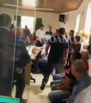 Vereador do município de Messias arremessa celular de mulher pela janela, durante sessão na câmara