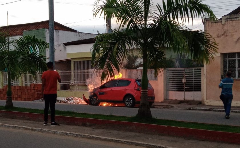 Carro estacionado em avenida pega fogo no Centro de União dos Palmares