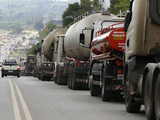 Após alta do diesel, caminhoneiros cobram Bolsonaro e falam em greve