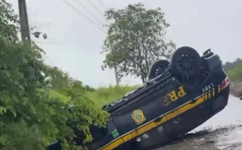 Viatura da PRF capota durante chuva forte na BR-101 em Teotônio Vilela