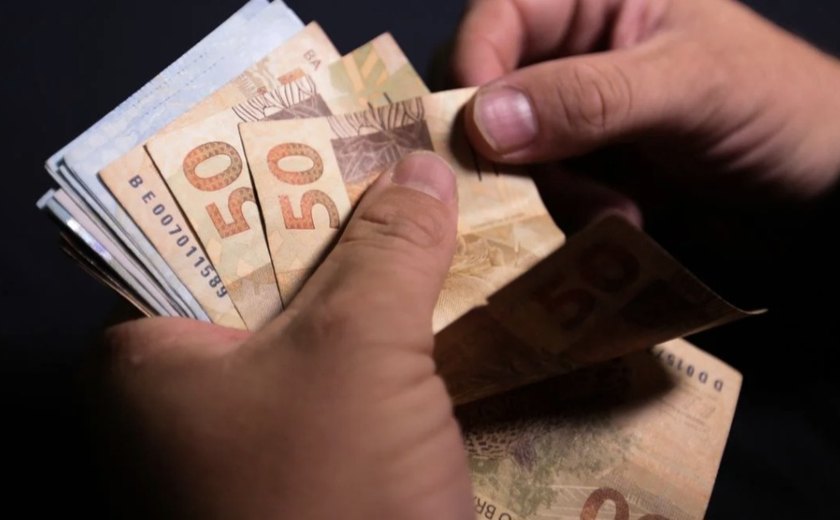 Novo salário mínimo de R$ 1.621 entra em vigor a partir desta quinta-feira