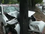 Motorista perde controle e carro com cinco pessoas bate em árvore na Gruta de Lourdes