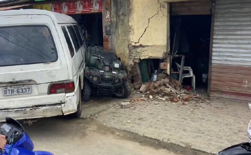 Motorista perde controle de van, atinge carros e invade estabelecimento em São José da Laje