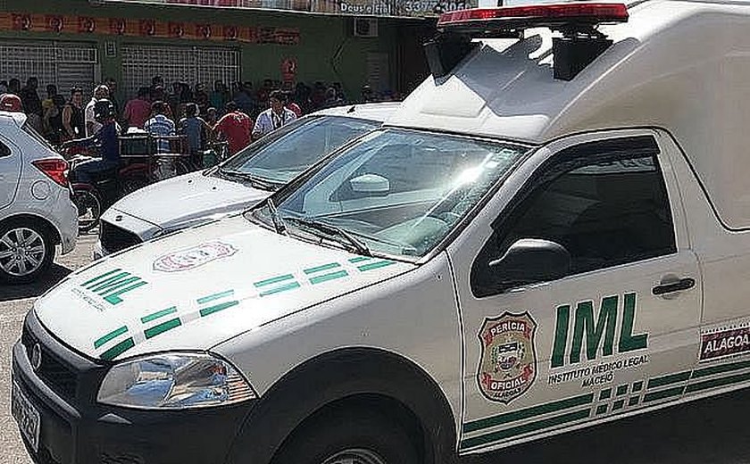 Homem é assassinado com três tiros em praça pública, no Poço em Maceió