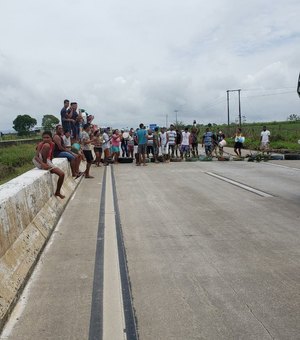 Manifestantes realizam protesto contra falta de água na BR-101, em Messias