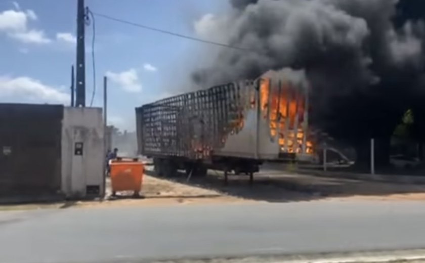 Incêndio atinge caminhão no bairro Salvador Lyra, em Maceió