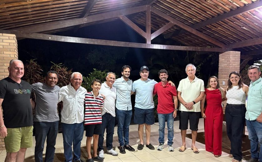 Prefeito Júnior Menezes e aliados visitam o ex-governador Manoel Gomes de Barros