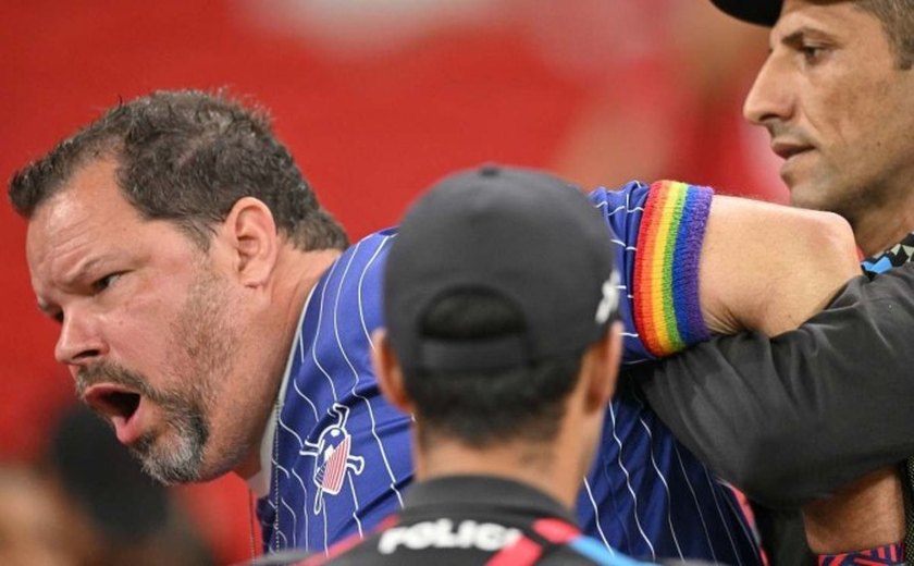 Torcedor americano é retirado de estádio por causa de braçadeira LGBTQIA+