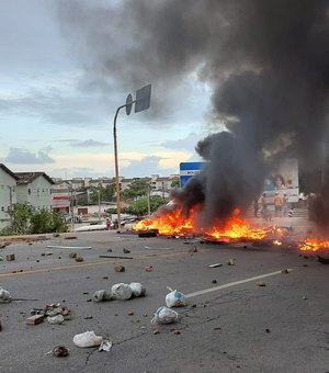 Moradores fecham Ladeira Geraldo de Melo em protesto contra ação policial que deixou três mortos