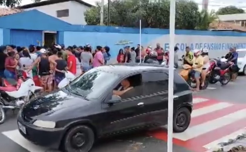 Jovem entra em escola em Arapiraca e fere porteiro com caco de vidro; estado da vítima é grave