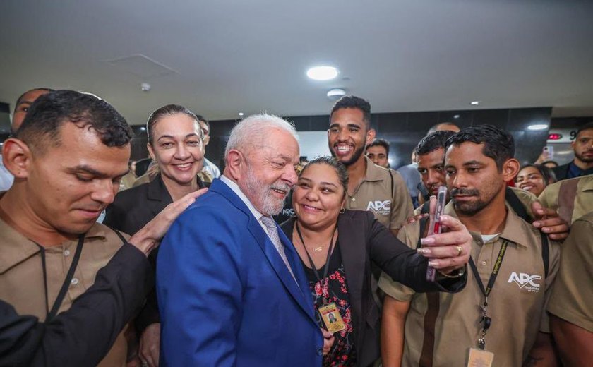 Lula agradece funcionários por limpeza do Planalto