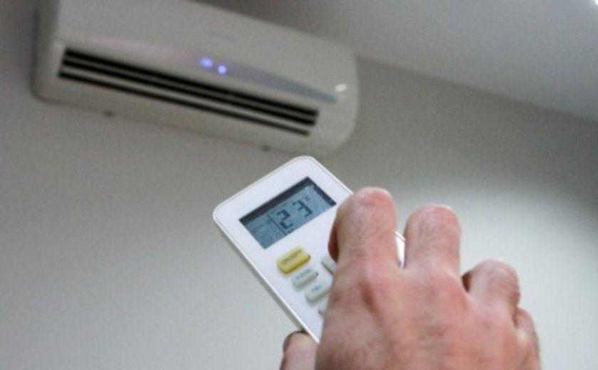 Ar-condicionado pega fogo e provoca incêndio em banco de Maceió