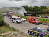 Carreta tomba e pega fogo após bater contra guard-rail em Joaquim Gomes