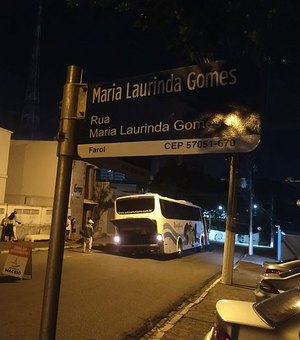 Asfalto cede e ônibus de turismo fica preso em buraco, em rua do Farol