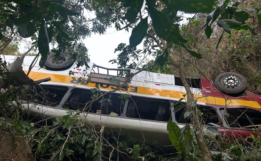 União dos Palmares: Ônibus com cerca de 40 passageiros cai em ribanceira na Serra da Barriga