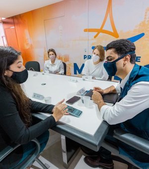 Prefeito JHC recebe estudante do SESI finalista do Nobel da Educação e discute parcerias