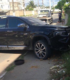 Carro invade pista contrária no Conjunto José Tenório e bate em muro