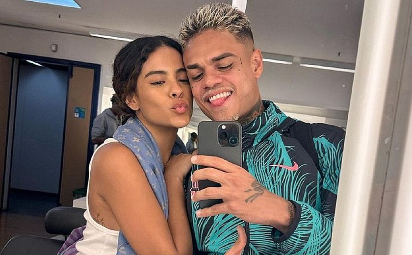 Após boatos de traição, atriz Bella Campos anuncia término de namoro com MC Cabelinho