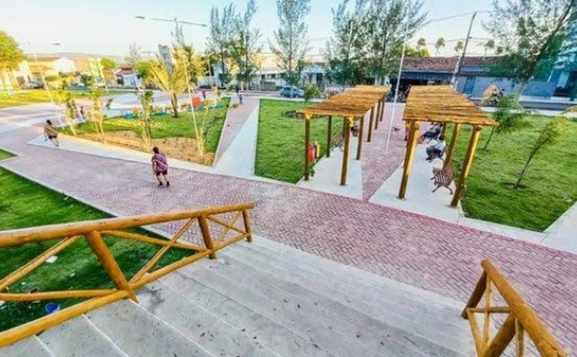 Prefeitura de Palmeira dos Índios implanta novos playgrounds em praças públicas