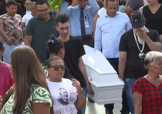 Menino de 10 anos morto após ser feito refém pelo pai é sepultado sob forte comoção em Alagoas