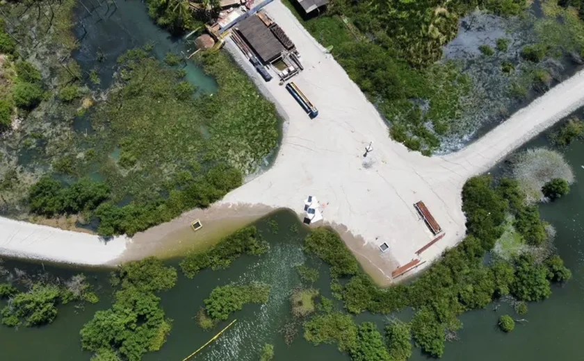 Imagem mostra avanço da água em superfície da mina 18