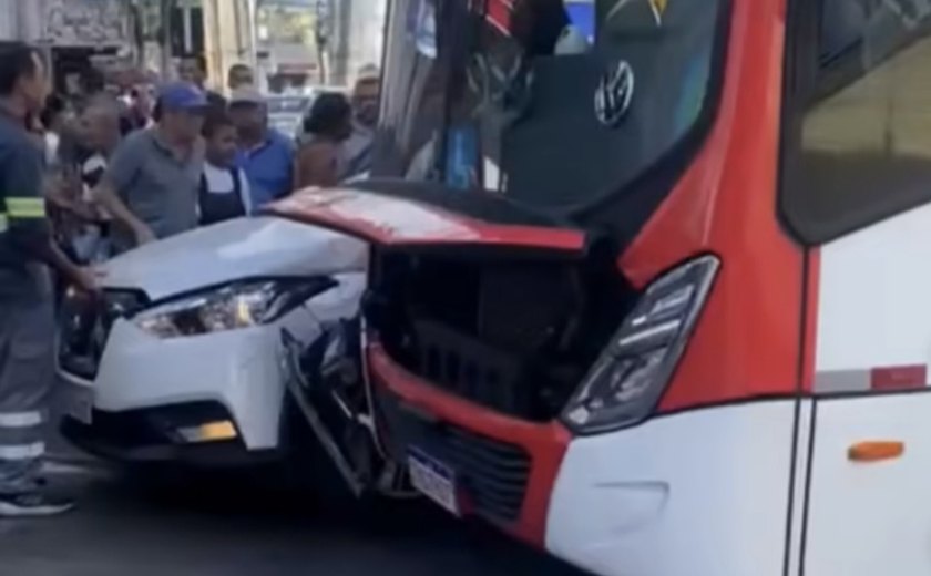 Acidente entre carro e ônibus deixa 5 feridos e causa congestionamento no Centro de Maceió