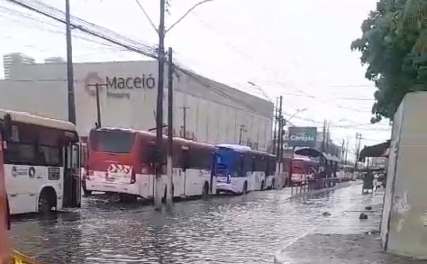 Maceió amanhece com grande volume de chuva causando transtorno aos moradores