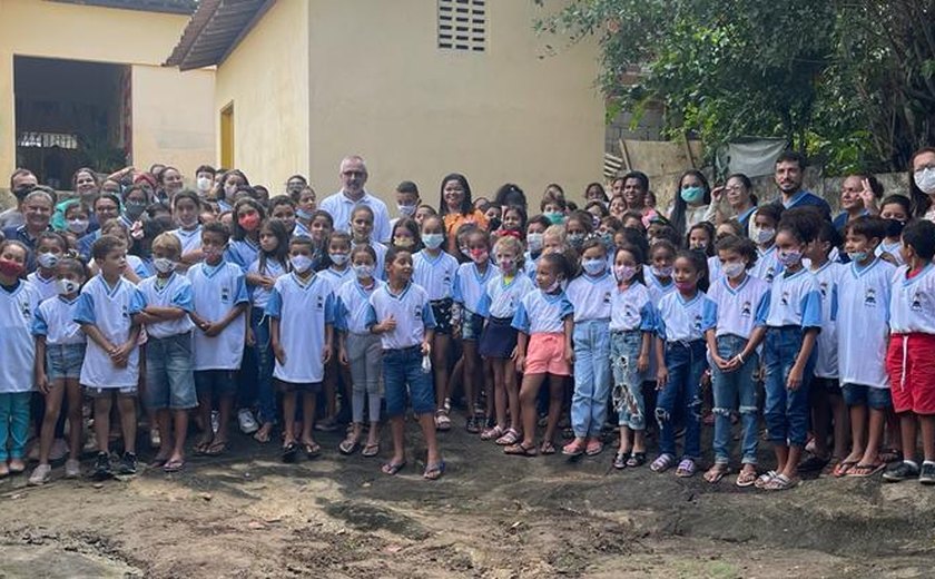 Prefeitura de Chã Preta realiza a entrega de fardamentos, kits escolares e mobílias aos estudantes