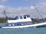 Barco naufraga e causa vazamento de diesel em Japaratinga, litoral de Alagoas