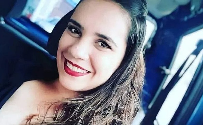 Mulher é achada morta com filha dormindo no colo; marido é suspeito