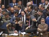 Grupo de parlamentares tenta desmoralizar presidente da Câmara durante protesto no plenário