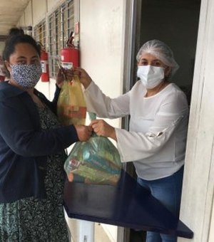 Secretária de Educação de Santana do Mundaú entrega 1220 kits de gêneros alimentícios para alunos da Escola Pequeno Príncipe