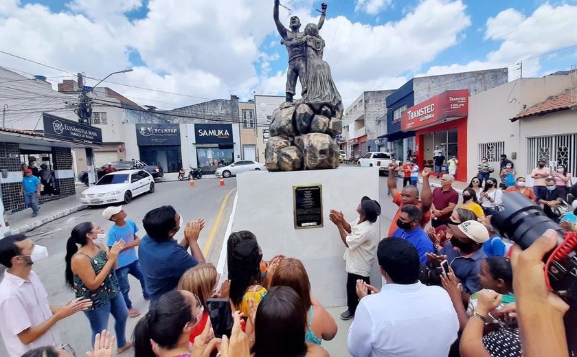 Em inauguração do Monumento à Liberdade Júlio Cezar pede perdão ao povo negro pelo descaso de governos anteriores