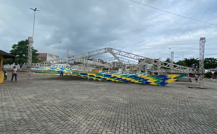 Estrutura para transmissão dos jogos do Brasil na Copa começa a ser montada na Praça Pe. Cícero em Murici